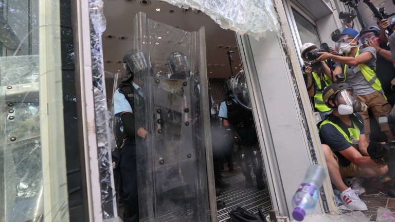 Полицията в Хонконг влезе в сблъсъци с протестиращи, отбелязващи годишнината