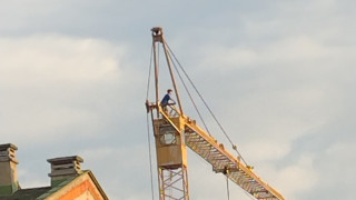 Деца се катерят по кран в замразен строеж в Пловдив съобщи