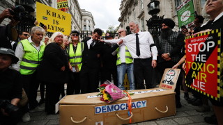 Протести в Лондон заради мярката да се таксуват шофьорите на стари коли