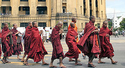 109 будистки монаси остават в арестите на Мианмар