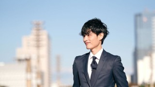 Запознайте се с човека, който прави пари от това, че не прави нищо