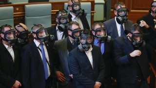 Опозицията пак спря работата на парламента в Косово със сълзотворен газ