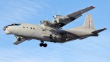 Украински товарен самолет Ан-12 е кацнал във Варна, докато в София е Дмитро Кулеба