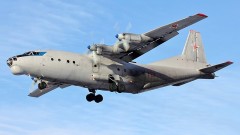Украински товарен самолет Ан-12 е кацнал във Варна, докато в София е Дмитро Кулеба