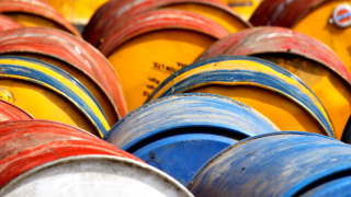 Цената на петрола се понижава в сряда сутринта продължавайки да