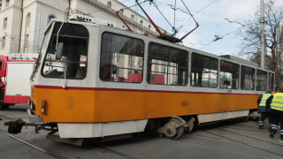 Трамвай излезе от релсите и блъсна жена до Съдебната палата