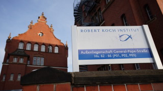 Коктейли "Молотов" по сградата на германския институт "Роберт Кох"