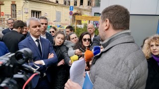 Представители на партия Възраждане се опитаха да си организират разговор