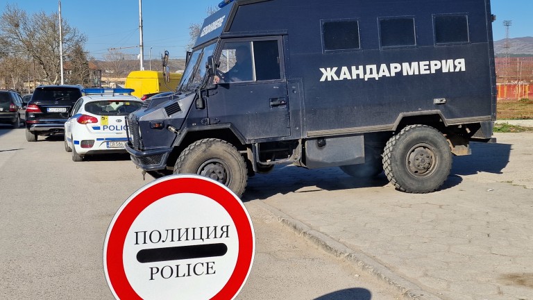 Тълпа замерва патрулка с камъни след гонка на 17-годишен с полицията в Разградско