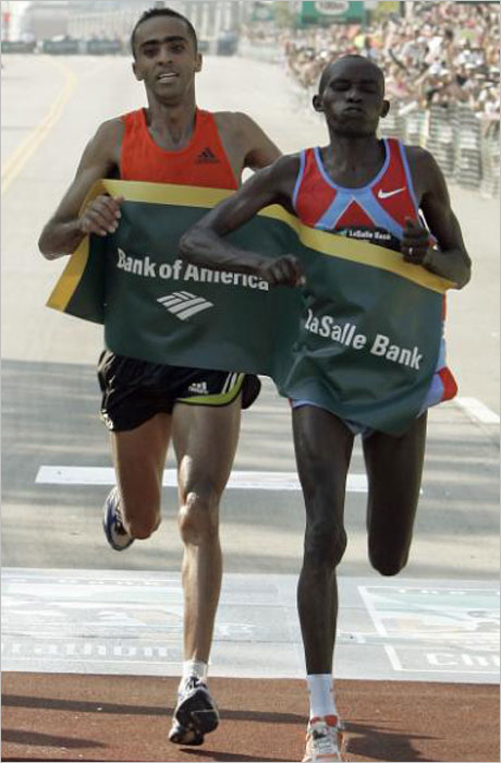 Кениец печели драматично маратона на Чикаго