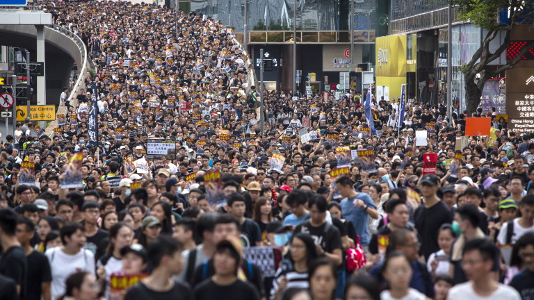 Протестите сринаха туризма в Хонконг