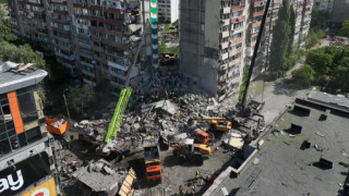 Русия удари Украйна с дронове и ракети, разрушен е жилищен блок в Киев