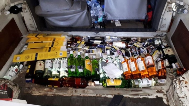 Митничари иззеха близо 300 литра алкохол на ГКПП Дунав мост