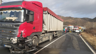 Тежък пътен инцидент край Благоевград Сблъскаха се товарен камион и