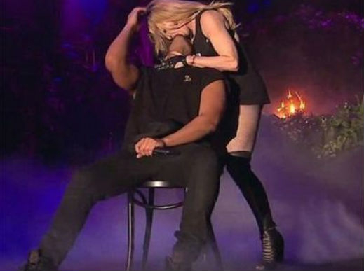 Мадона впи устни в рапър на сцената
