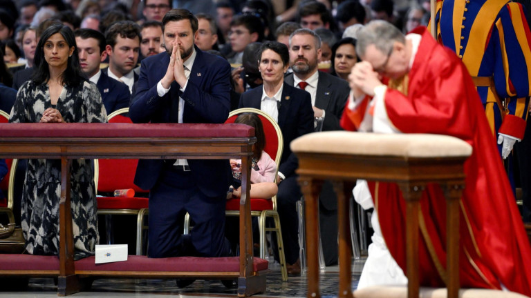 Ванс присъства на литургия в "Свети Петър"