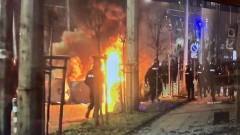 Напрежение на протеста пред централата на "ДПС - Ново начало" - бомбички и сълзотворен газ