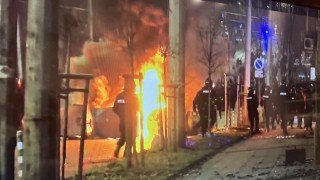 Напрежение на протеста пред централата на "ДПС - Ново начало" - бомбички и сълзотворен газ