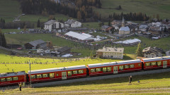 Това е най-дългият пътнически влак в света - той пътува из швейцарските Алпи
