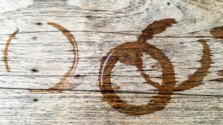 Дървените мебели са красиви и издръжливи но имат един малък