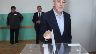 Политическият елит да не влияе на избирателите, призова Местан 