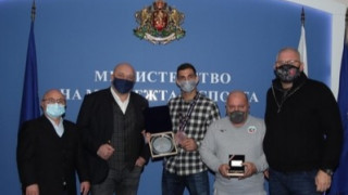 Министърът на младежта и спорта Красен Кралев връчи почетен плакет