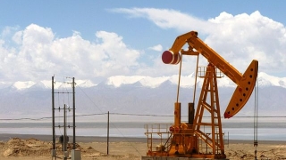 Петролът тръгна надолу след слабите резулати в Китай