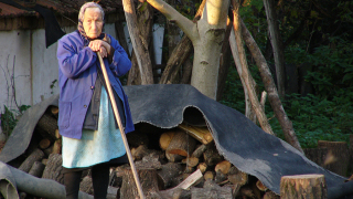 Експерти от три министерства готвят компенсации за пенсионерите получили по малка