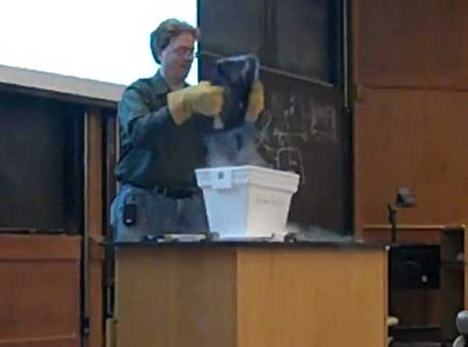Професор унищожава лаптоп на студент с течен азот