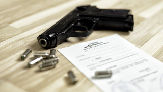 Полицията в Петрич задържа охранител на търговски обект Мъжът е