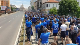 По софийските улици започна синьо шествие Хиляди фенове на Левски