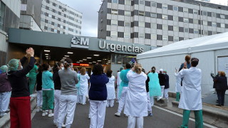 Починалите от коронавирус в Испания се увеличиха с 932 за