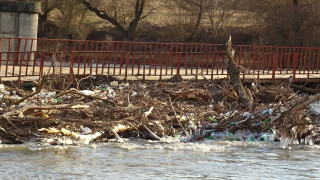 Река Средецка отново се задръсти с боклуци