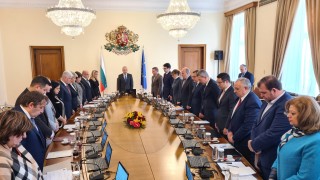 Служебният премиер Гълъб Донев коментира с възмущение политическите коментари и