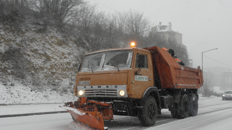 Над 500 снегорина почистват пътищата в страната