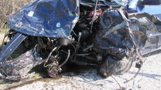 Автомобил премаза спрял друг шофьор край Калотина