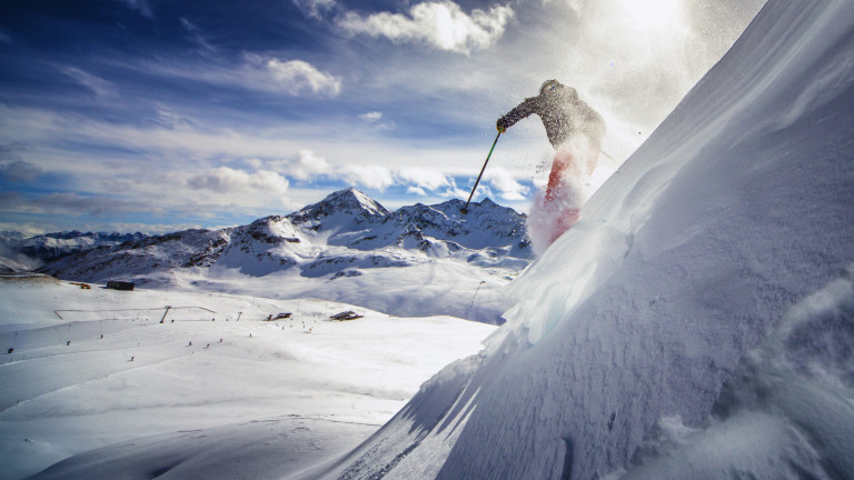 Лавини отнеха живота на най-малко петима скиори в Алпите 