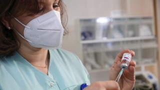 Великобритания спира да употребява AstraZeneca за хора под 30 години