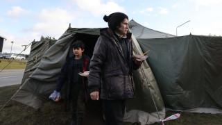 Полският премиер Матеуш Моравецки предупреди че мигрантската криза на границата