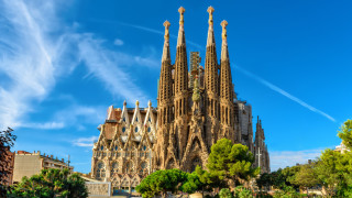Базиликата Саграда Фамилия в Барселона има световна слава като архитектурно