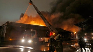 7 пожарникари загинаха в горящ склад в Москва