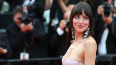 Дакота Джонсън е (почти) без дрехи в новата пролетна кампания на Calvin Klein