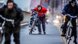 Силен вятър в Западна Европа създаде сериозни проблеми и парализира