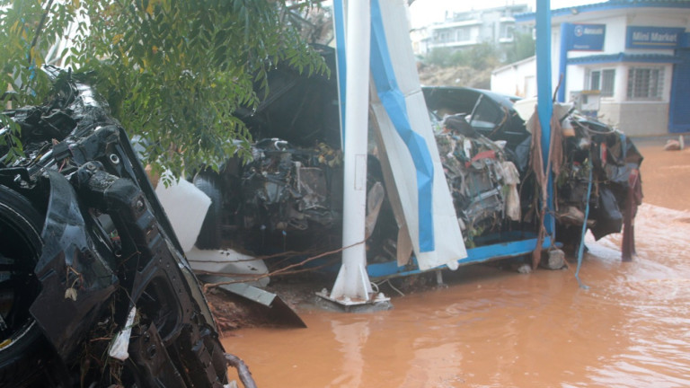 Силни валежи и наводнения в цяла Гърция, съобщава Екатимерини. Има