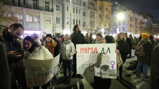 Протест срещу насилието над жени събра стотици граждани тази вечер