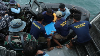 Близо 3 месеца по-късно откриха втората "черна кутия" на падналия самолет в Индонезия