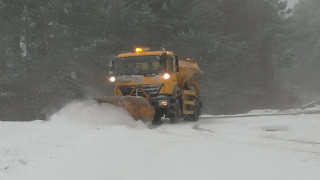 Над 220 машини разчистват снега от пътищата в страната