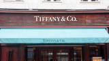 Търговецът на бижута Tiffany се изнася от сградата на "Организацията Тръмп"