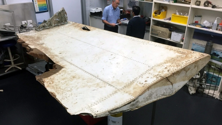 Откритата в Мавриций част от крило на самолет е от изчезналия MH370