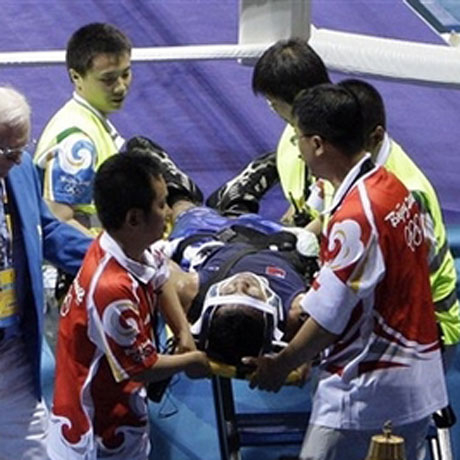 Нокаутиран боксьор закаран в болница 